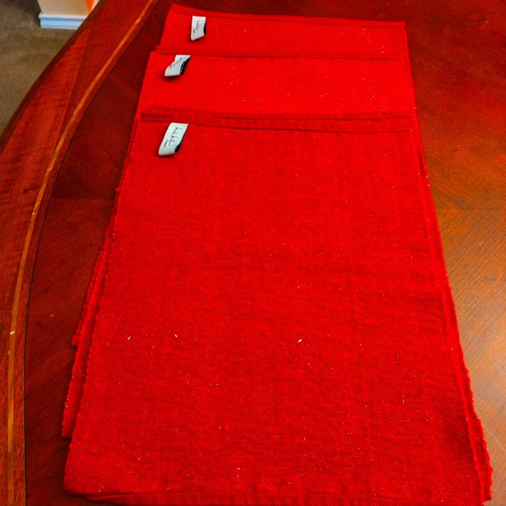 Nicole Miller  placemats set of 4 (Two 13"X 20" AND two  12"X 16")
